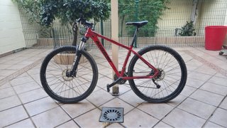 Bicicleta de montaña roja