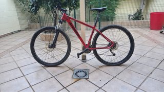 Bicicleta de montaña roja