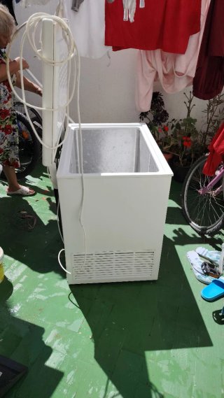 Congelatore bianco in buone condizioni