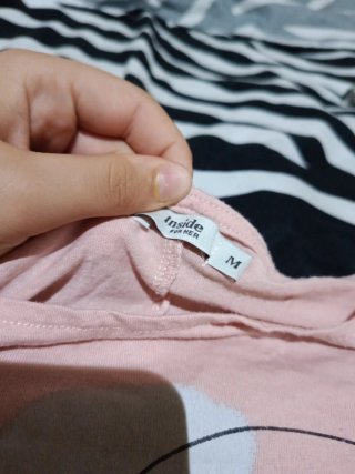 Camisa rosa con estampado de graffiti