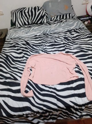 Camisa rosa con estampado de graffiti