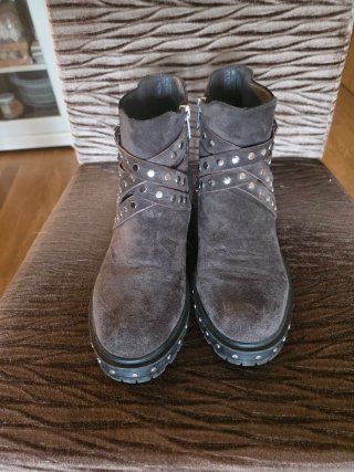 Botines marrones con tachuelas