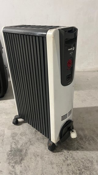 Radiador eléctrico blanco y negro