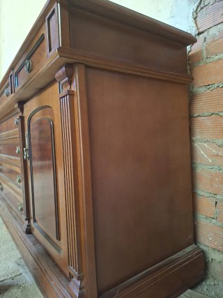 Aparador de madera con cajones y puerta
