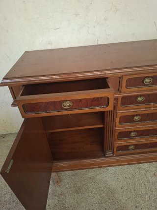 Aparador de madera con cajones y puerta