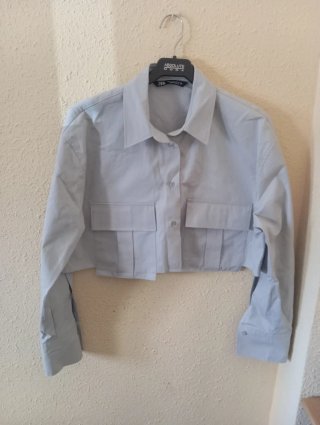 Camisa crop-top gris Zara a estrenar