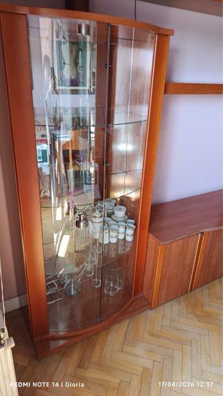 Mueble de salón: estanterías y vitrina