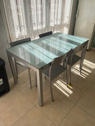 Mesa de cocina con 4 sillas