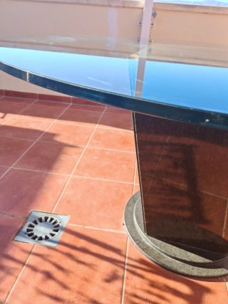 Mesa redonda cristal y base piedra