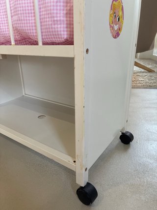 Cuna de juguete blanca con accesorios