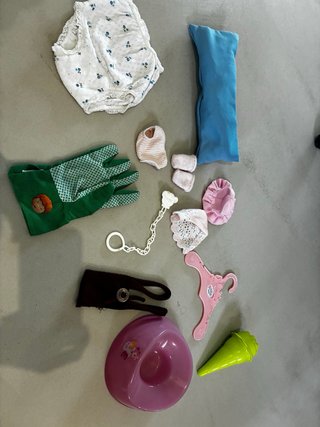 Cuna de juguete blanca con accesorios