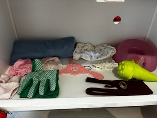 Cuna de juguete blanca con accesorios