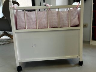Cuna de juguete blanca con accesorios