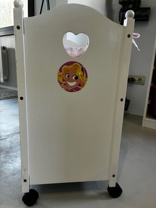 Cuna de juguete blanca con accesorios