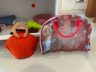Cuna de juguete blanca con accesorios