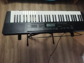 Casio CTK-3200 con soporte y funda