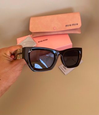 Gafas de Sol miumiu Rectangulares Negras