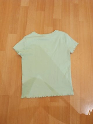 Camiseta verde claro con flor
