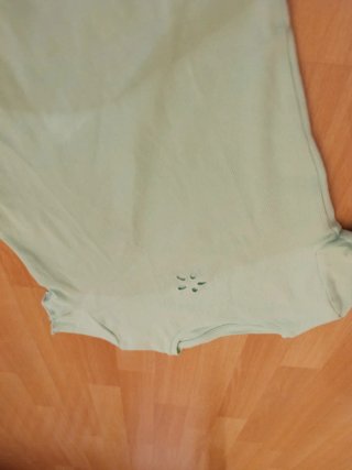 Camiseta verde claro con flor