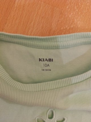 Camiseta verde claro con flor