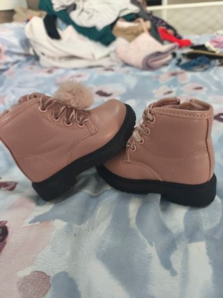 Botas rosas para niña con pompón