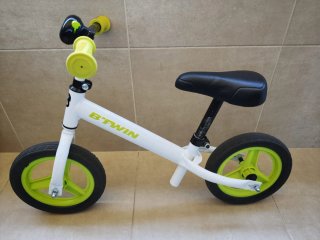 Bici sin pedales B'TWIN blanca y verde