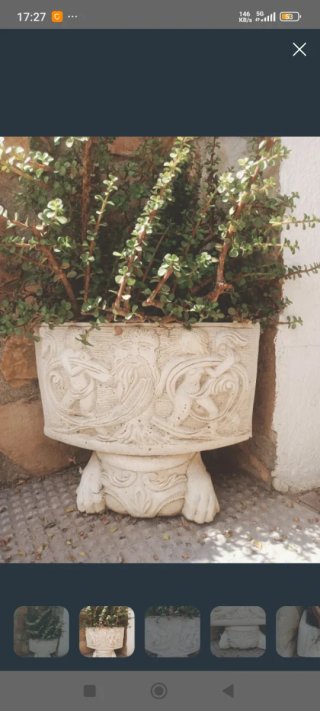 Jardinera de piedra con pie