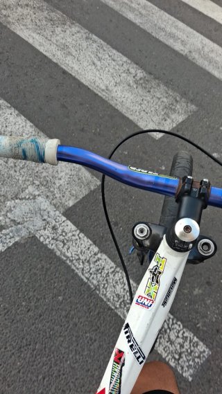 Bicicleta Dirt/Stunt Blanca Ruedas Azules