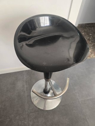 Taburete de barra negro y plateado