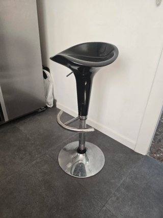 Taburete de barra negro y plateado