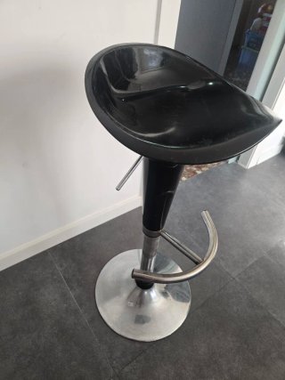 Taburete de barra negro y plateado