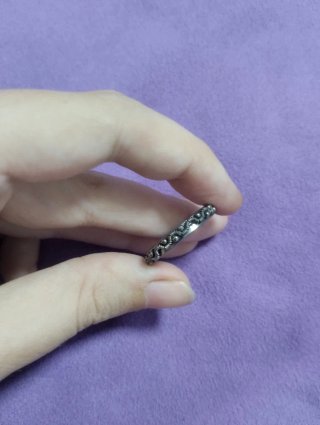 Anillo de metal oscuro