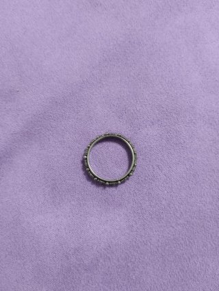 Anillo de metal oscuro