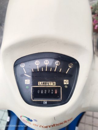 Lambretta Moped Clásica Azul y Blanca