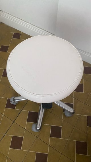 Taburete giratorio con ruedas