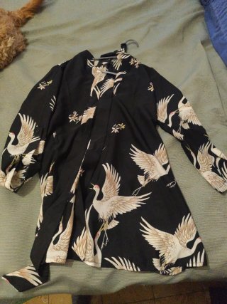 Vestido negro con estampado de grullas