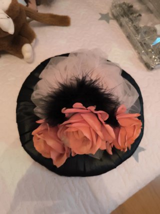 Tocado Modernista Flores Rosas Negro