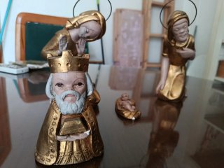 Belén figuras resina dorado
