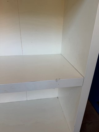 Estantería blanca con 3 baldas y mesita