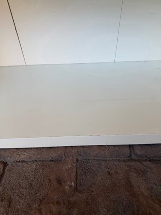 Estantería blanca con 3 baldas y mesita