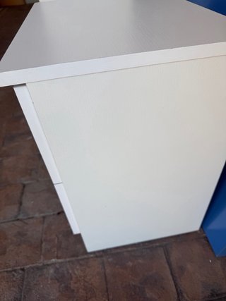 Estantería blanca con 3 baldas y mesita