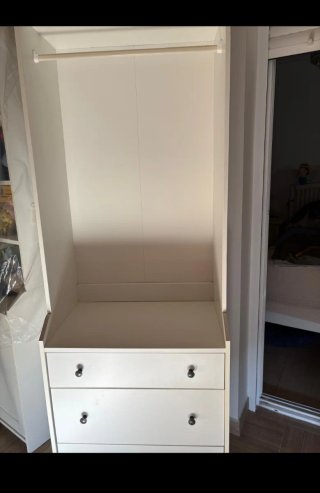Mueble blanco moderno en buen estado