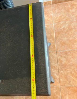 Estufa de leña negra con detalles dorados