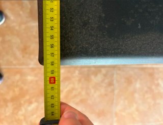 Estufa de leña negra con detalles dorados