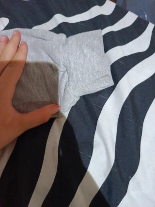 Sudadera gris con perlas