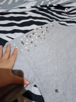 Sudadera gris con perlas
