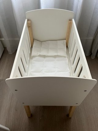 Cuna de juguete estilo nórdico