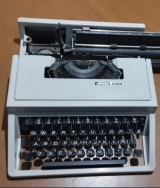 Máquina de escribir Olivetti DORA