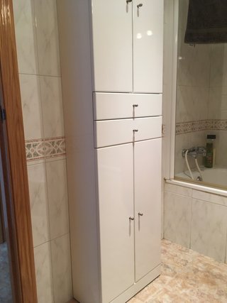 Mueble columna baño blanco