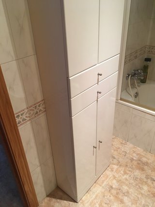 Mueble columna baño blanco